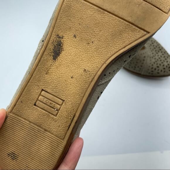 Toms Beige Leather Laser Cut Slip On Flats Womens 6.5 Shoes Comfort Ballet - Picture 3 of 10